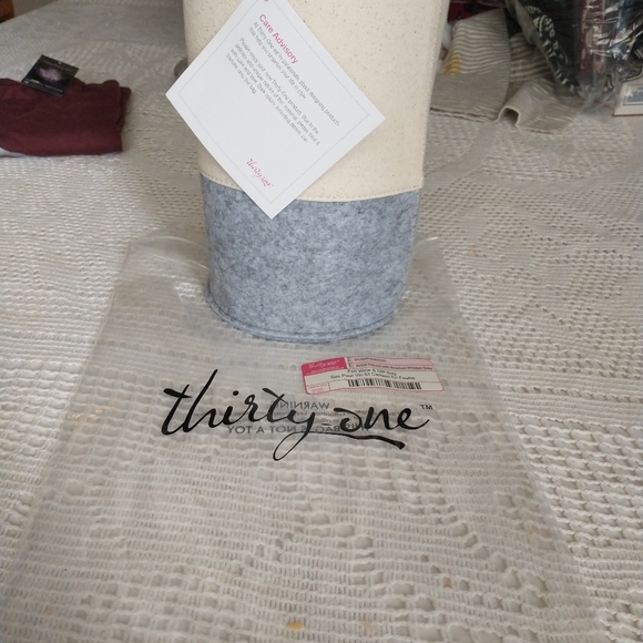 NWT Thirty-one felt wine/gift bag - Picture 2 of 2